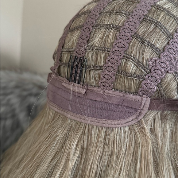 Platinum honey ash blonde wavy wig with bangs - Picture 6 of 6